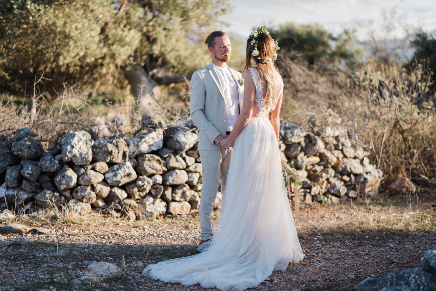 newlyweds photoshoot at villa wedding in Crete